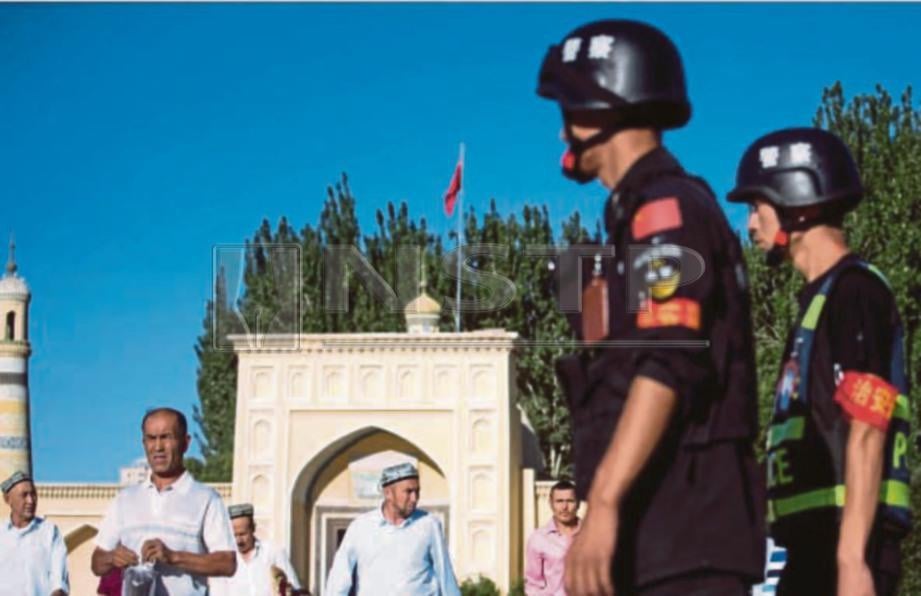  PENGANUT Islam Uighur dikawal ketat pihak berkuasa.
