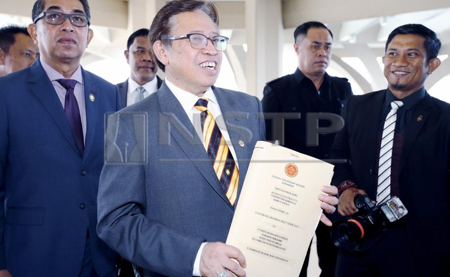 ABANG Johari (dua kiri) menunjukkan dokumen pembentangan Belanjawan Sarawak 2019 di Kompleks DUN Sarawak, Petra Jaya, Kuching, hari ini. FOTO Nadim Bokhari