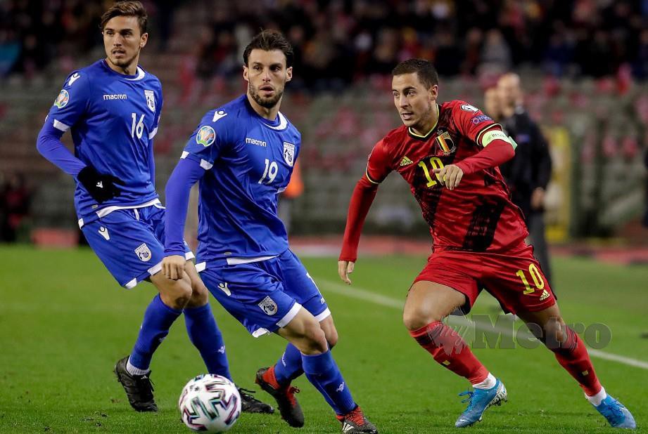 Penyerang Belgium, Eden Hazard melepasi kawalan pemain Cyprus pada aksi kelayakan Euro 2020 Kumpulan I di Brussels. FOTO EPA