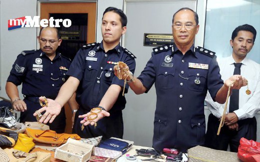MOHD Yusoff (dua dari kanan) menunjukkan barangan yang dirampas daripada suspek.