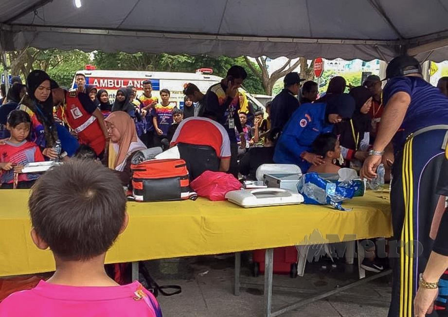 MANGSA diberikan rawatan awal selepas kejadian di Dataran Putrajaya, hari ini. FOTO ihsan pembaca.