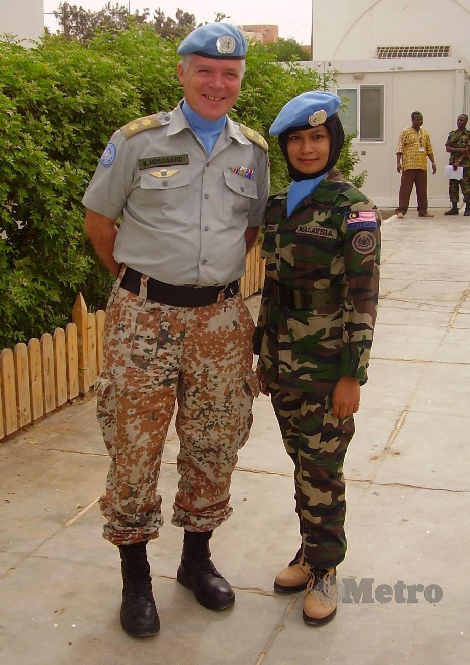 Bersama komander tentera antarabangsa Kurt Mosgaard pada misi Sahara Barat 2006.