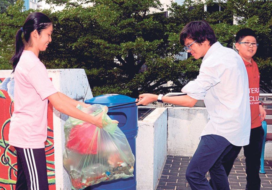 MENGUTIP sampah bagi memastikan kebersihan Petaling Jaya.