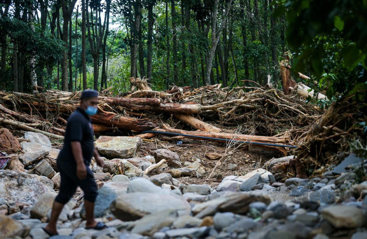 Penduduk Melihat Kesan Banjir Kilat Akibat Fenomena Kepala Air Di Gunung Jerai. Foto Luqman Hakim Zubir.