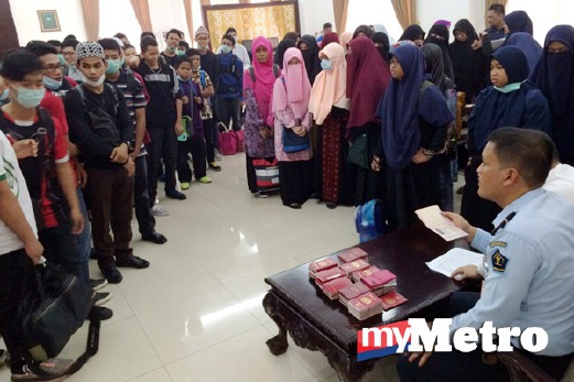 PELAJAR Malaysia membuat pemeriksaan terakhir sebelum berangkat pulang. FOTO Ghazali Kori
