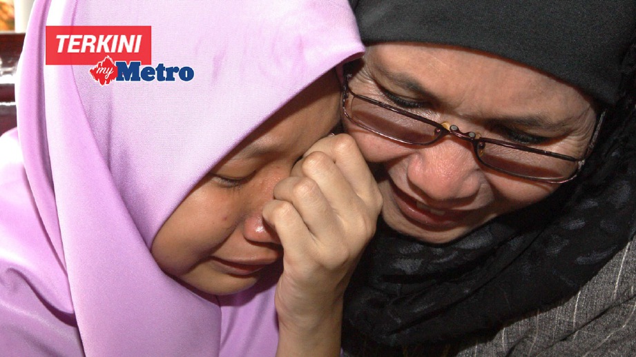 ZAINON Md Zain (kanan) memelok anaknya Nur Darleen selepas ditemui semula, semalam. FOTO Mohd Yusni Ariffin