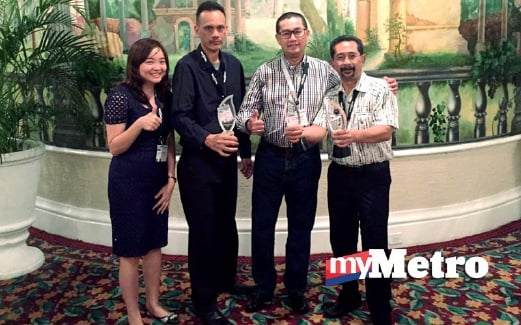 (Dari kanan) Pengarang Kumpulan BH, Datuk Mahfar Ali; Ketua Pegawai Eksekutif NSTP, Datuk Mohammad Azlan Abdullah; Yusri; dan Eksekutif Pemasaran NSTP, Y K Wong selepas menerima hadiah di Manila.