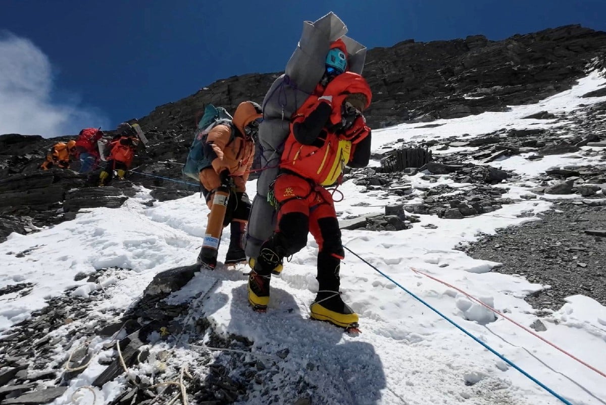 NGIMA Tashi memikul pendaki Malaysia ketika menyelamatkannya dari zon kematian di atas kem empat di Everest, Nepal, pada 18 Mei 2023. FOTO Gelje Sherpa/ Reuters   