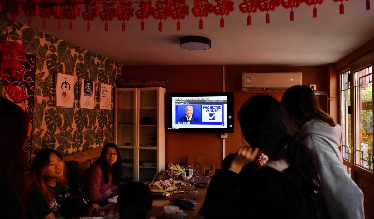 SEKUMPULAN penuntut China yang belajar di universiti Amerika Syarikat menonton liputan pilihan raya Amerika Syarikat di pangsapuri di Beijing, China. FOTO AFP