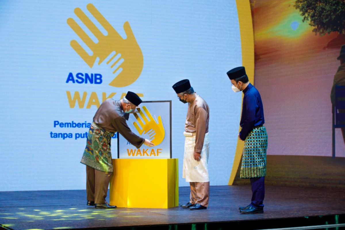 ARIFIN kiri); Pengerusi MAIWP, Tan Sri Dr. Daud Bakar (tengah) dan Presiden dan Ketua Eksekutif Kumpulan PNB, Ahmad Zulqarnain Onn (kanan) ketika pelancaran Wakaf ASNB