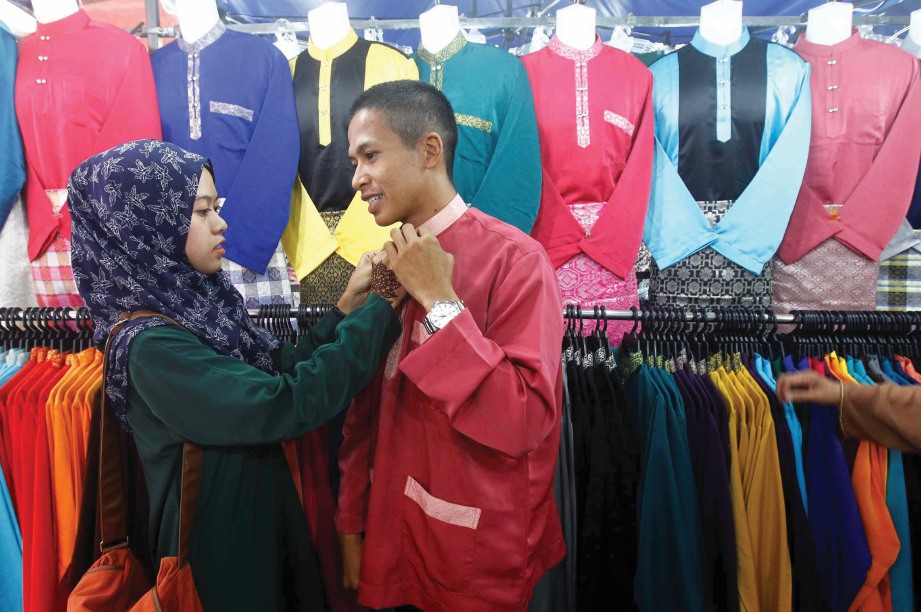INOVASI dalam rekaan baju Melayu seharusnya tidak boleh menghilangkan identitinya. (Gambar hiasan). 