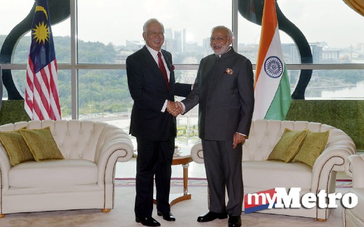 NAJIB bersalaman dengan Modi ketika menerima kunjungan rakan sejawatnya  di pejabatnya di Bangunan Perdana Putra. FOTO Bernama