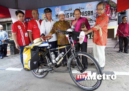 MD Anizam (tiga kanan) bersama penaja melihat basikal yang digunakan Wan Hashim (tiga kiri) sebelum melepaskan Kayuhan Solo. FOTO Bernama