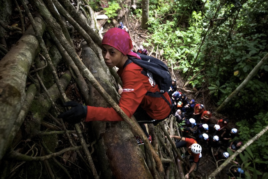 PEMANDU arah, Rusnani Johari, 33, ditugaskan untuk mengetuai eskplorasi di Gua Batu Maloi Johol. FOTO Bernama