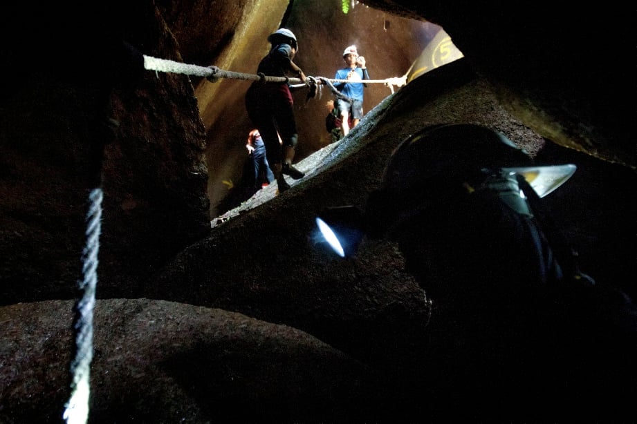 PESERTA melalui permukaan gua yang mencabar ketika eksplorasi Gua Batu Maloi Johol.