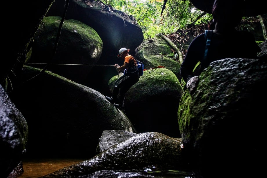 PESERTA menuruni permukaan gua yang penuh lumut dan licin ketika aktiviti eksplorasi gua di Gua Batu Maloi Johol, Negeri Sembilan. FOTO Bernama