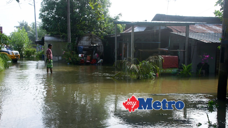 RUMAH penduduk Kampung Dew dilanda banjir. FOTO BernamaANI AWANG