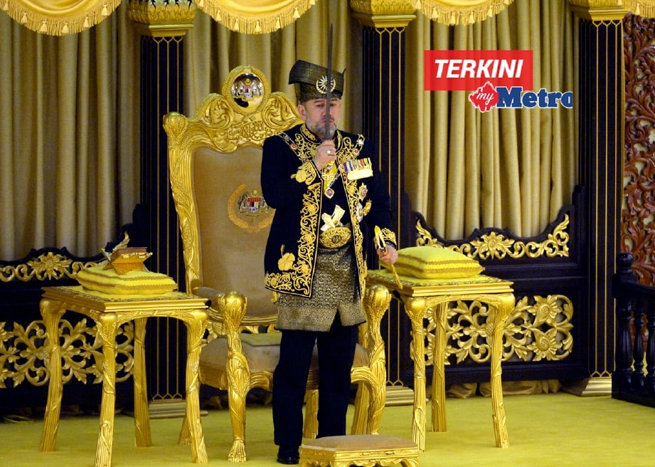 SULTAN Muhammad V berkenan mengucup Keris Kerajaan sebagai simbolik penerimaan kuasa Yang di-Pertuan Agong pada Istiadat Pertabalan di Istana Negara. FOTO Bernama