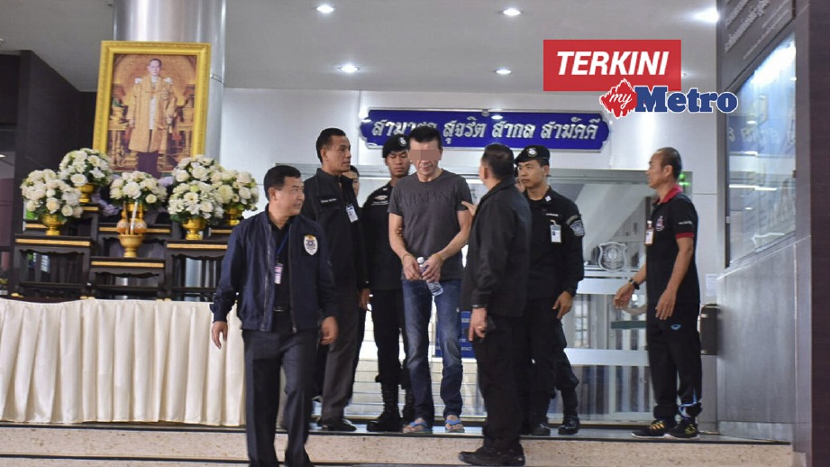 RAKYAT Malaysia dipercayai orang kanan sindiket dadah antarabangsa yang ditahan di Lapangan Terbang Antarabangsa Suvarnabhumi dikawal ketat oleh anggota polis Thailand ketika dihadapkan ke Mahkamah Jenayah Thailand bagi mendapatkan perintah reman pada 26 April lalu. FOTO Bernama