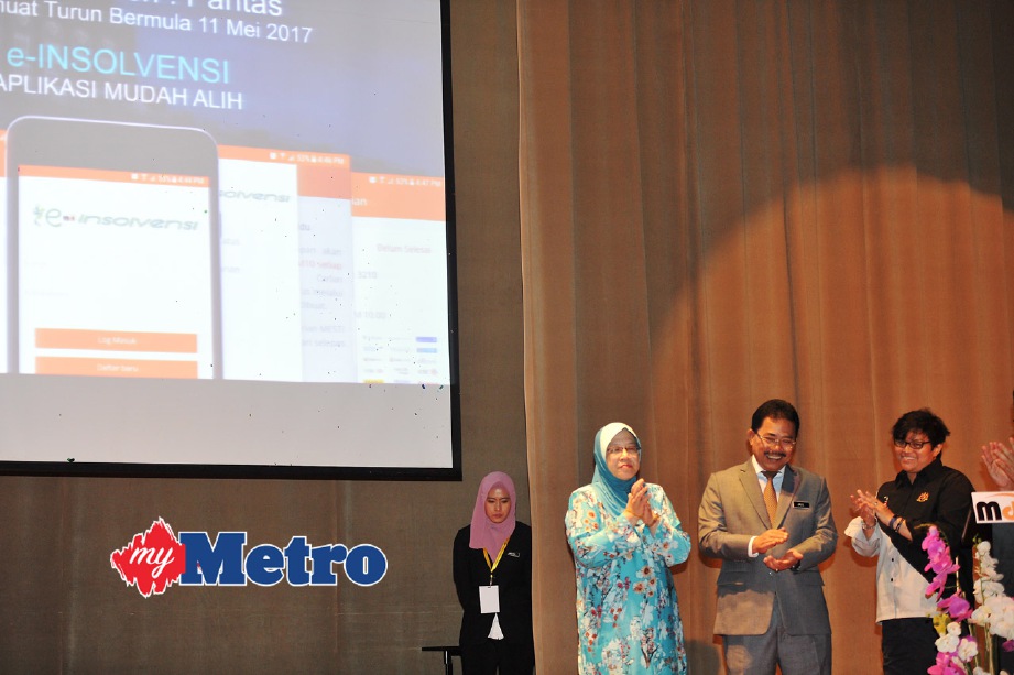 AZALINA (kanan) diiringi Pengarah Bahagian Hal Ehwal Undang-Undang, Datuk Jalil Marzuki melancarkan Jelajah MyDi. FOTO Bernama
