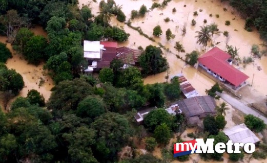 PEMANDANGAN dari udara keadaan banjir yang melanda Seberang Tayor, Kemaman yang dirakam Jabatan Bomba dan Penyelamat, semalam. FOTO Bernama