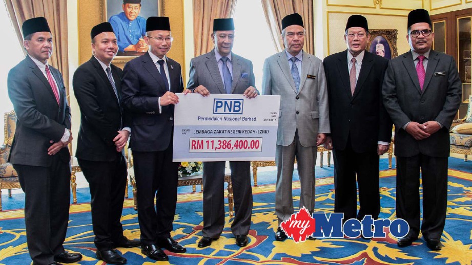 SULTAN Sallehuddin (tengah) menerima replika cek daripada Abdul Wahid (tiga kiri). FOTO Bernama