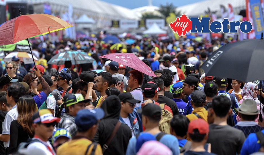 PENGUNJUNG yang hadir sempena hari perlumbaan MotoGP Grand Prix Motosikal Malaysia di Litar Antarabangsa Sepang. -Foto Bernama