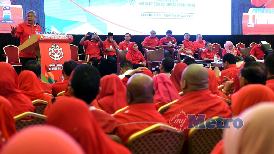 AHMAD Zahid berucap pada perasmian Mini Konvensyen Penerangan UMNO sempena Perhimpunan UMNO 2017 di Pusat Dagangan Dunia Putra. Turut sama Naib Presiden UMNO, Datuk Seri Hishammuddin Hussein. FOTO Bernama