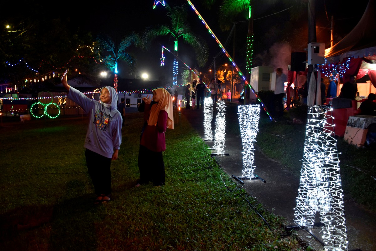 LAMAN Cahaya Lebaran Hutan Percha di Taman Selesa menjadi tarikan baharu untuk penduduk di sekitar negeri Melaka  bergambar dan beriadah. FOTO Bernama