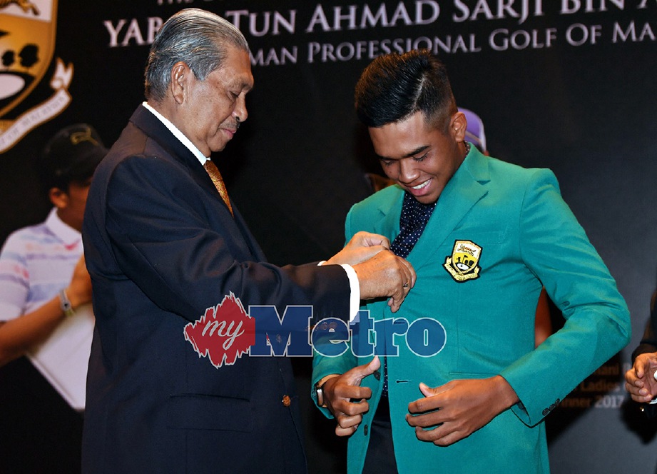 Shahriffuddin (kanan) muncul pemain paling muda meraih gelaran. -Foto BERNAMA