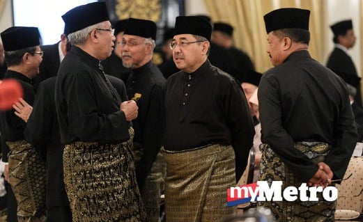 AHMAD Bashah (tengah) berbual mesra dengan Menteri Pendidikan, Datuk Seri Mahadzir Khalid (kiri) pada Istiadat pelantikan Menteri Besar di Istana Anak Bukit. FOTO Bernama 