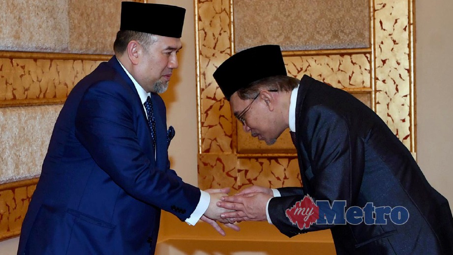SULTAN Muhammad V (kiri) berkenan menerima menghadap Anwar selepas memberi pengampunan penuh kepada Ketua Umum PKR itu. FOTO Bernama