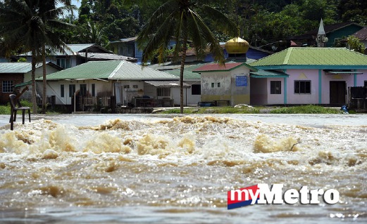 AIR sungai mengalir deras ketika tinjauan di Kampung Batu Kitang Jaya, semalam berikutan hujan lebat yang turun sekitar bandar Kuching baru-baru ini. FOTO Bernama