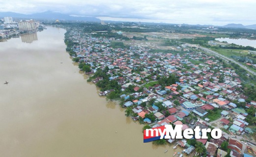 PEMANDANGAN kampung di sepanjang Sungai Sarawak dirakam Unit Dron Jabatan Pertahanan Awam Negeri Sarawak untuk memantau situasi banjir pada 10 Februari lalu. FOTO Bernama