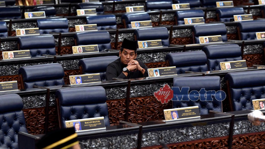 KHAIRY Jamaluddin masih berada di dalam Dewan Rakyat sementara sebahagian anggota parlimen pembangkang lain meninggalkan dewan selepas membantah pemasyhuran hakim bersara Datuk Mohamad Ariff Yusof sebagai Yang Dipertua Dewan Rakyat. FOTO Bernama
