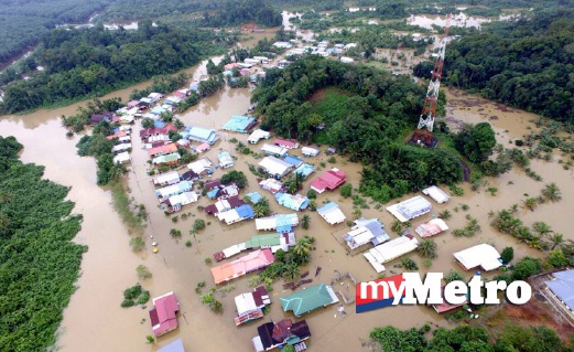 KEADAAN banjir di Kampung Endap, Kota Samarahan, kira-kira 30 kilometer dari Kuching, semalam. FOTO Bernama
