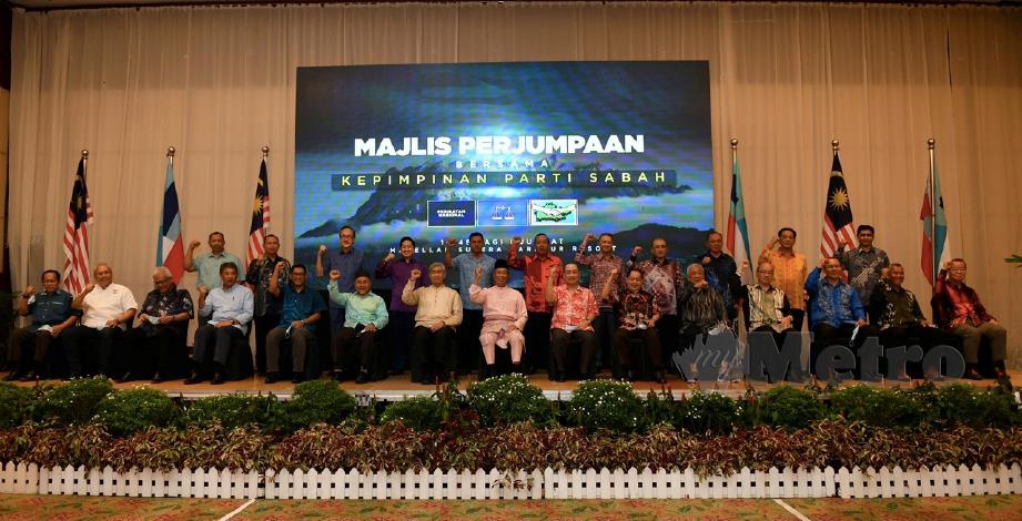 MUHYIDDIN (duduk, tengah) bergambar dengan pemimpin daripada Perikatan Nasional (PN) dan Barisan Nasional (BN) selepas perjumpaan 11 September lalu. FOTO Bernama