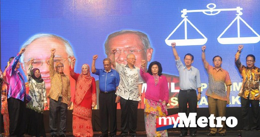 NAJIB dan Adenan pada majlis pemimpin bersama rakyat dalam rangka lawatan tiga hari ke Sarawak. FOTO Bernama