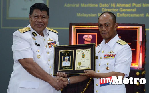 AHMAD Puzi (kiri) menerima sijil pemasyuran yang disampaikan oleh Sabri (kanan). FOTO Bernama