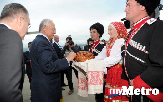SOCHI, 18 Mei -- Perdana Menteri Datuk Seri Najib Tun Razak mencuba roti dan garam yang menjadi satu tradisi sambutan tetamu kehormat sebaik tiba di Lapangan Terbang Antarabangsa Sochi pada 5.30 petang (Waktu Malaysia 10.30 malam).Perdana Menteri tiba di bandaraya peranginan Sochi di Black Sea Rusia pada Rabu untuk menyertai Sidang Kemuncak Peringatan ASEAN-Rusia yang diadakan selama dua hari bagi memperingati 20 tahun hubungan dialog ASEAN-Rusia.-- fotoBERNAMA (2016) HAK CIPTA TERPELIHARA