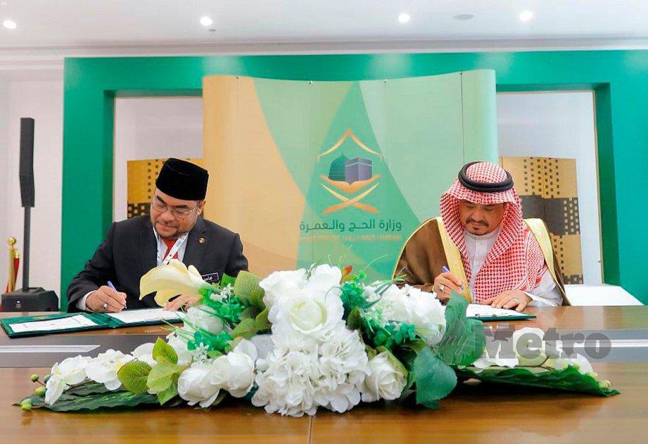 MUJAHID (kiri) dan Mohammed Saleh menandatangani perjanjian bagi mengatur ketibaan jemaah dari Malaysia dan menguruskan perkhidmatan yang bakal disediakan untuk mereka sepanjang berada di Tanah Suci. FOTO Bernama