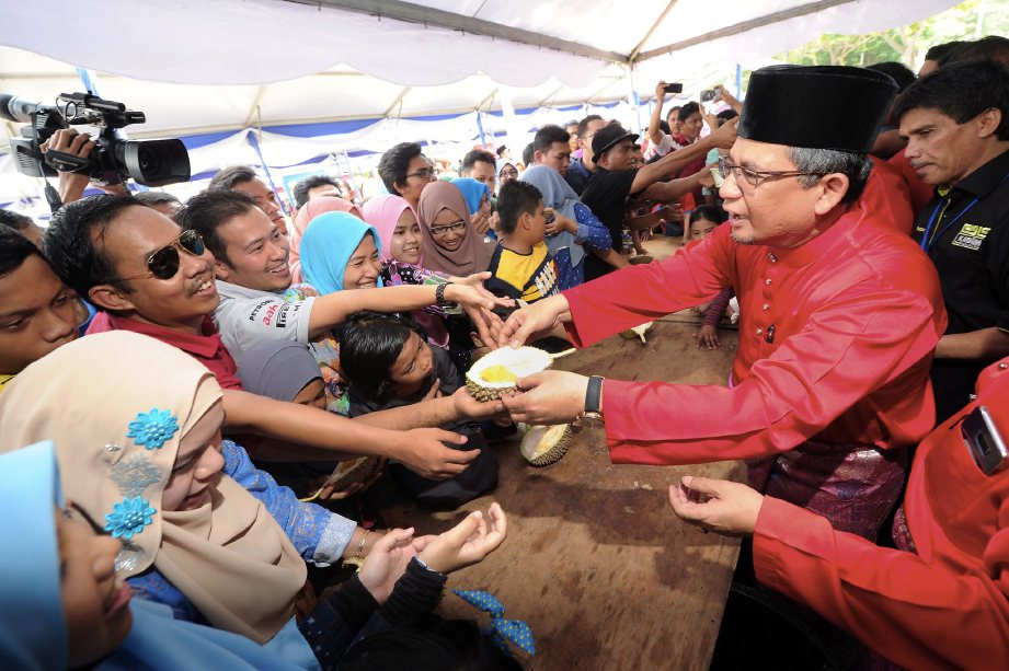 AHMAD Razif mengagihkan durian kepada anak-anak Terengganu pada Majlis Rumah Terbuka 'Anak Terengganu Di Perantauan' di Putrajaya. FOTO Bernama 