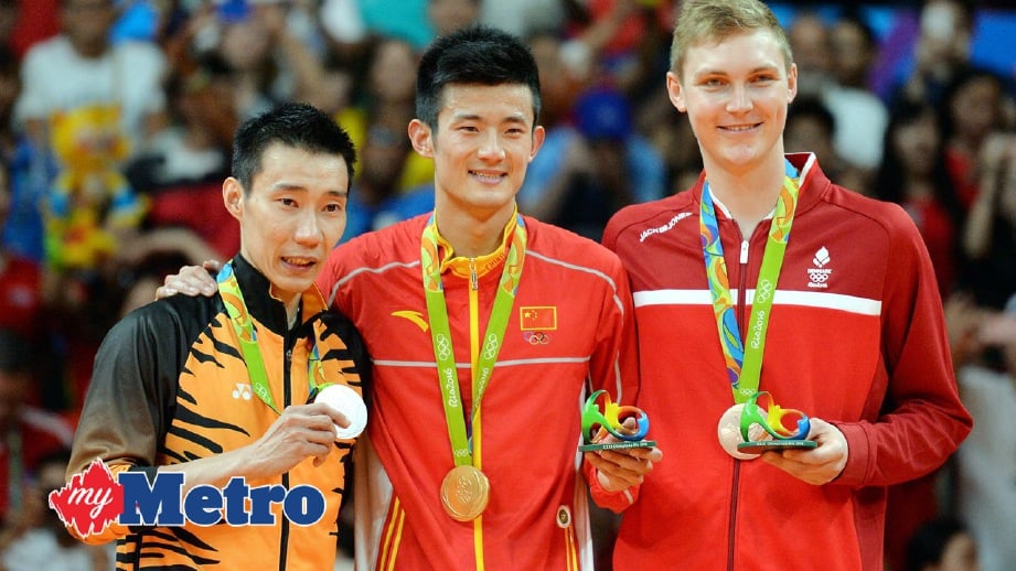 CHONG Wei bergambar bersama pemenang pingat emas dari China, Chen Long (tengah) dan pemenang pingat gangsa dari Denmark Viktor Axelsen selepas perlawanan akhir badminton perseorangan lelaki. FOTO Bernama
