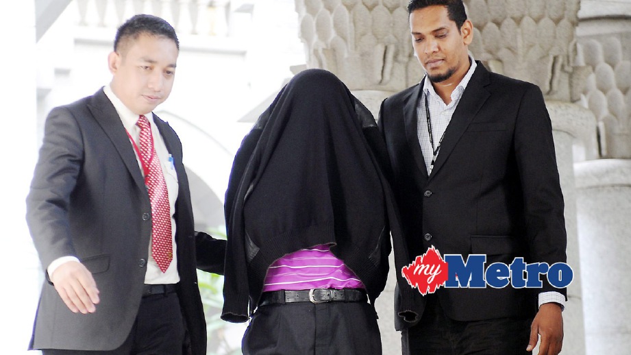MAHKAMAH Majistret Putrajaya membebaskan Pengerusi bank bergelar Tan Sri (tengah) daripada tahanan reman. FOTO Bernama