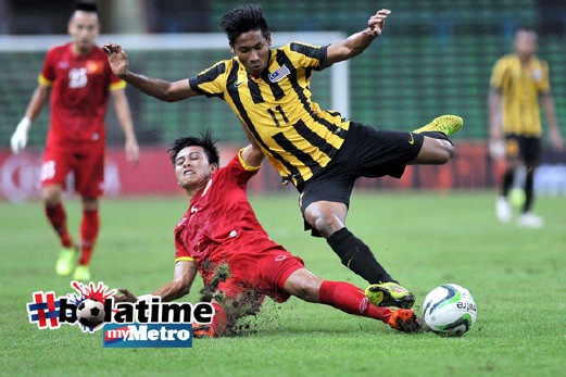 PEMAIN Malaysia, Muhammad Syazwan Andik Mohd Ishak diasak pemain Vietnam. FOTO Bernama
