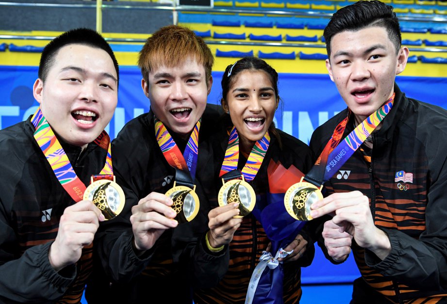 ATLET badminton negara, (dari kiri) Aaron Chia, Soh Wooi Yik, Kosina Selvaduraj dan Lee Zii Jia menunjukkan pingat emas yang mereka menangi dalam acara badminton pada Sukan SEA 2019 di Kompleks Sukan Muntinlupa hari ini. FOTO BERNAMA
