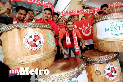 AHLI kumpulan gendang Kelab Penyokong Bola Sepak Kelantan mengadakan latihan sorakan menjelang final Piala FA. FOTO Bernama