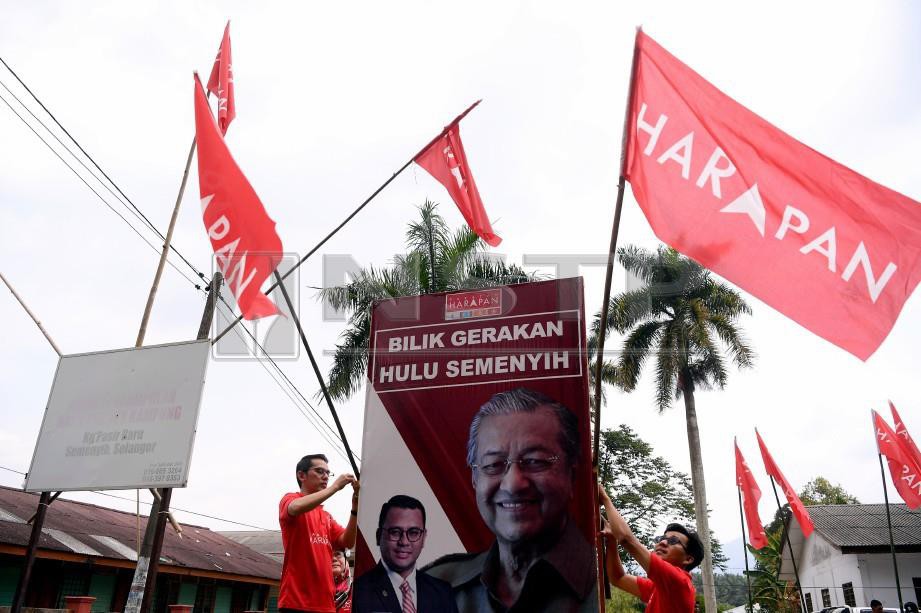 AHLI Parti Pakatan Harapan (PH) memasang bendera parti di sekitar Kampung Pasir Baru Semenyih, semalam sempena PRK Semenyih. FOTO Bernama
