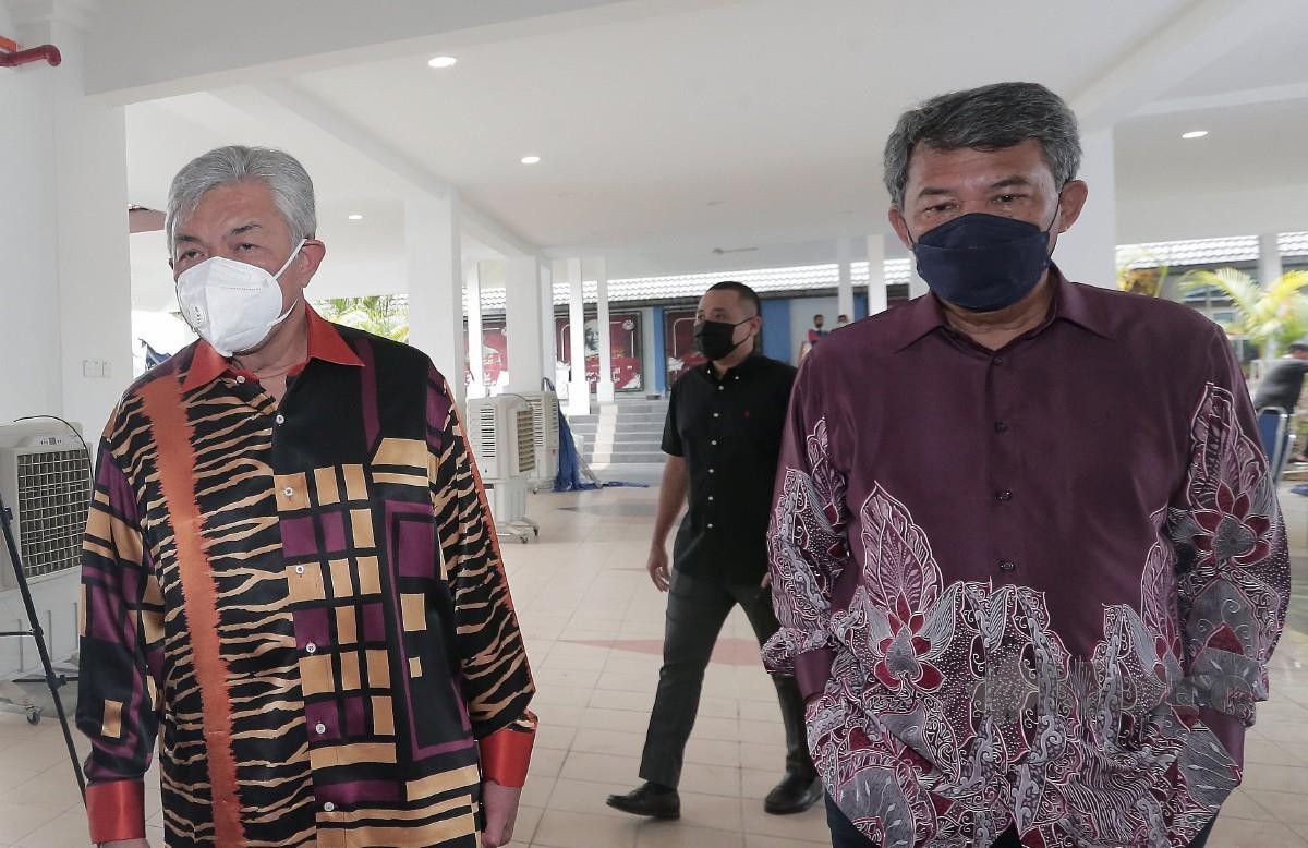 Ahmad Zahid dan Mohamad tiba di Pejabat Perhubungan Umno Johor di Jalan Yahya Awal, Johor Bahru. FOTO NUR AISYAH MAZALAN