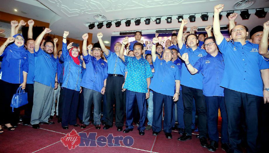 KETUA Menteri Sabah, Tan Sri Musa Aman bersama ahli parti komponen Barisan Nasional (BN) melaungkan kata-kata semangat selepas pengumuman calon, di Bangunan UMNO, Kota Kinabalu. FOTO NSTP/MALAI ROSMAH TUAH.